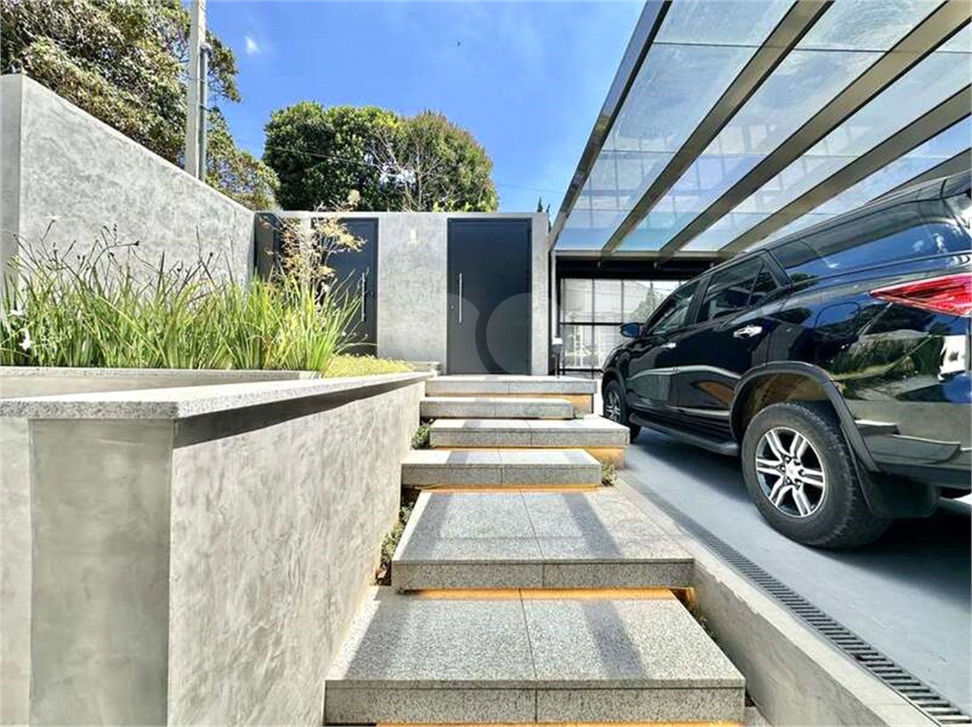 Casa Contemporânea e Mobiliada no Condomínio Palos Verdes – A Essência do Alto Padrão na Granja Viana – 7 suítes, 4 pavimentos com elevador