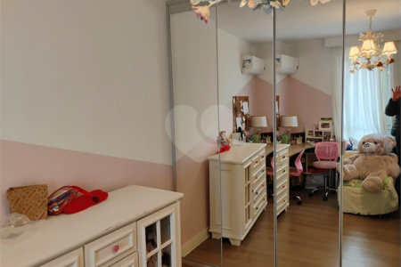 Apartamento reformado , 3 suítes , 3 vagas. Próximo a Avenida Paulista e metrô Brigadeiro . Prédio de construtora renomada. Único !