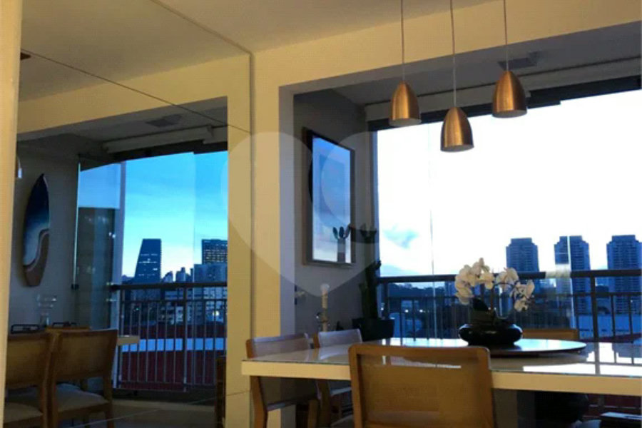 Apartamento à venda com 3 quartos, sendo 1 suíte, em Santo Amaro, São Paulo, SP