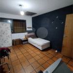 Casa à venda na Vila Mariana de 300 metros quadrados, com 3 dormitórios, 1 suíte e 2 vagas.
