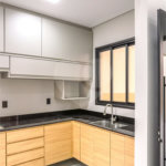Indaiatuba - Jardim Bom sucesso - Área total: 150m² - Área construída: 115m² - 3 dormitórios sendo 1 suíte com armário planejado;Sala para dois ambientes; Banheiros com box gabinetes e espelhos; Área gourmet com churrasqueira a carvão e móveis planejados; Lavanderia coberta; Ar condicionado na sala