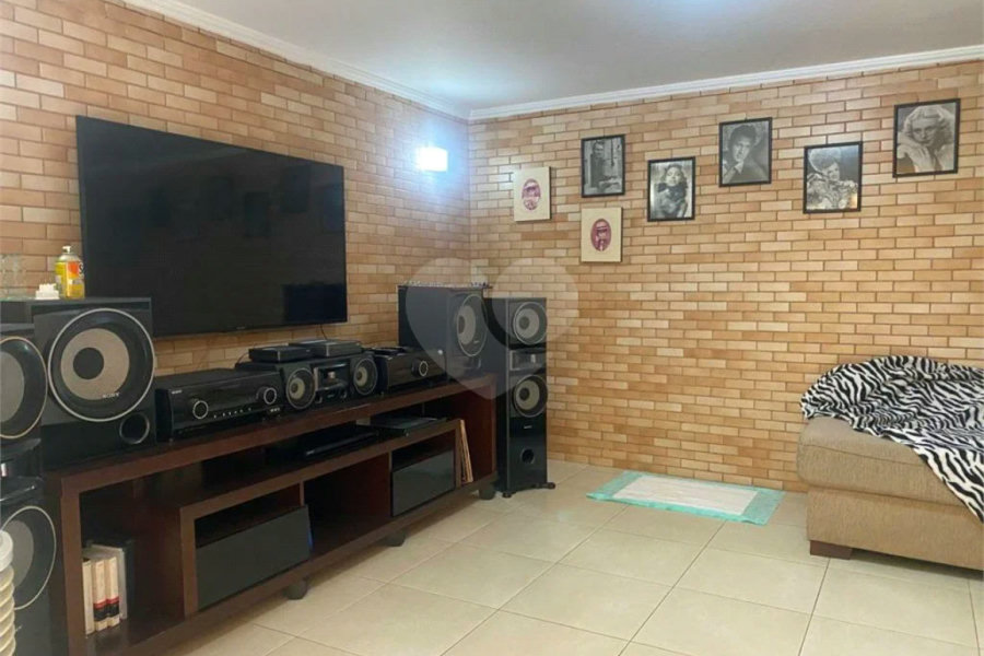 Sobrado à venda com 150 metros de área util e possui 3 dormitórios, sendo 1 suíte.