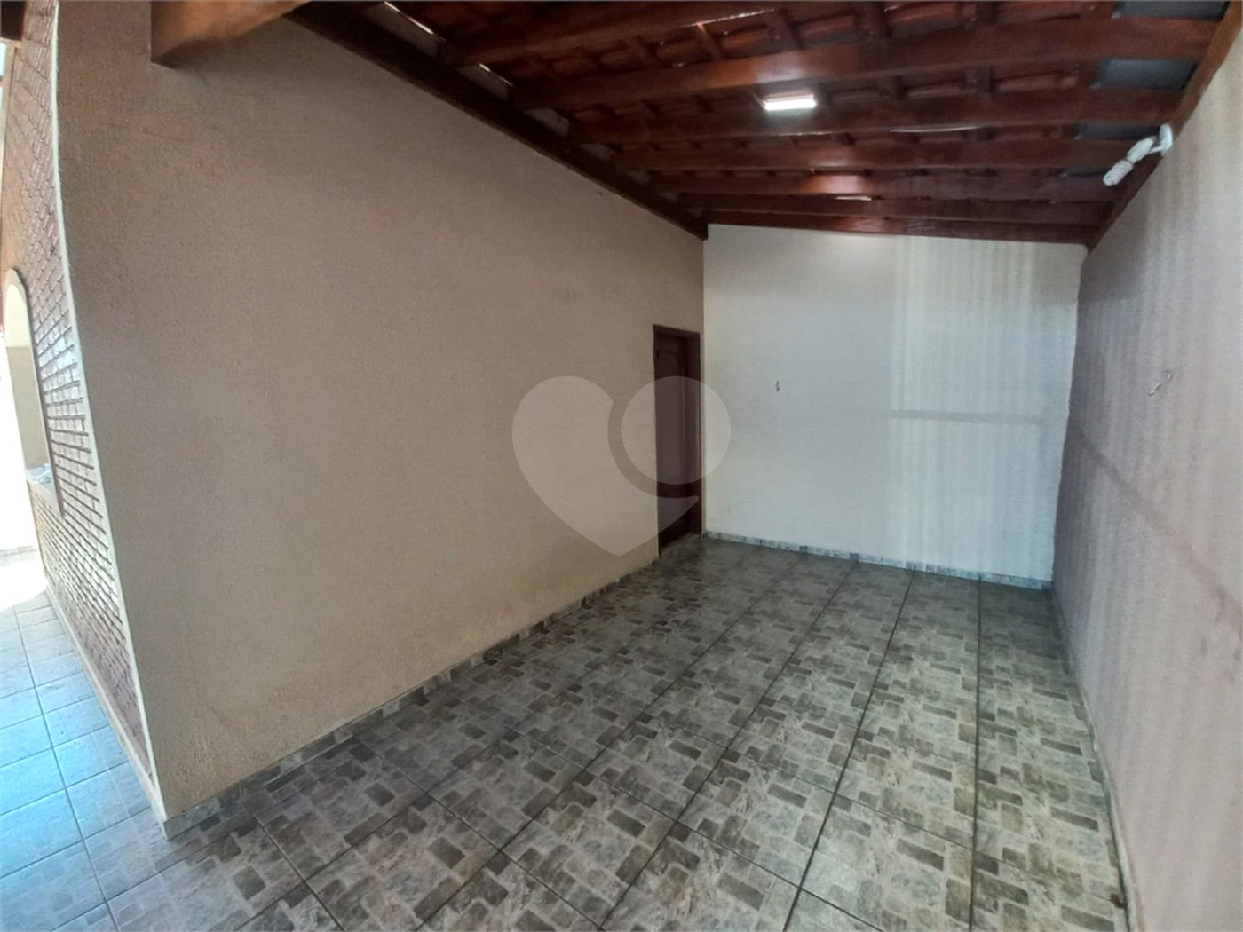 Casa térrea com 3 dormitórios, sendo 1 suíte.