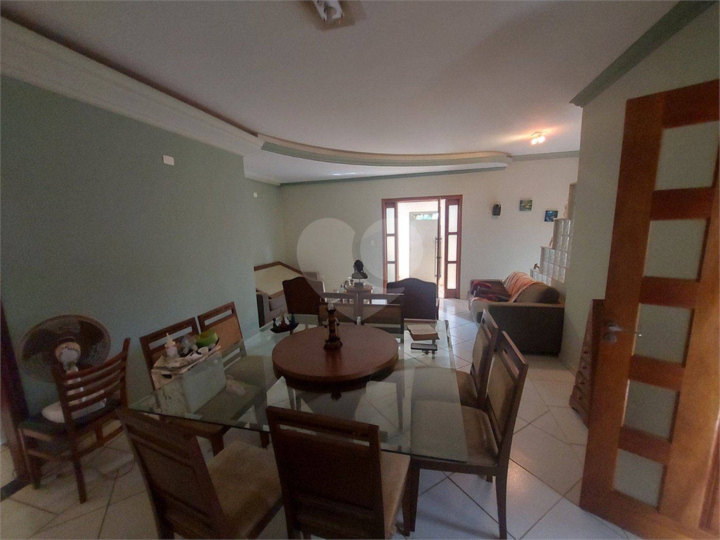 Casa térrea com piscina no Residencial Samambaia.