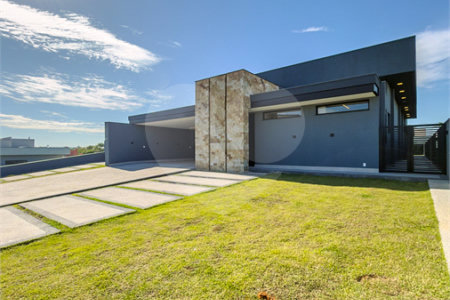 Indaiatuba - Quintas da Terracota - 1252 m² de terreno - casa térrea com 514 m² de área construída -3 vagas de garagem cobertas e 3 descobertas Lavabo - Sala de estar e jantar amplas e integradas - Escritório privativo - Cozinha toda equipada com geladeira, forno, micro-ondas, lava-louças,