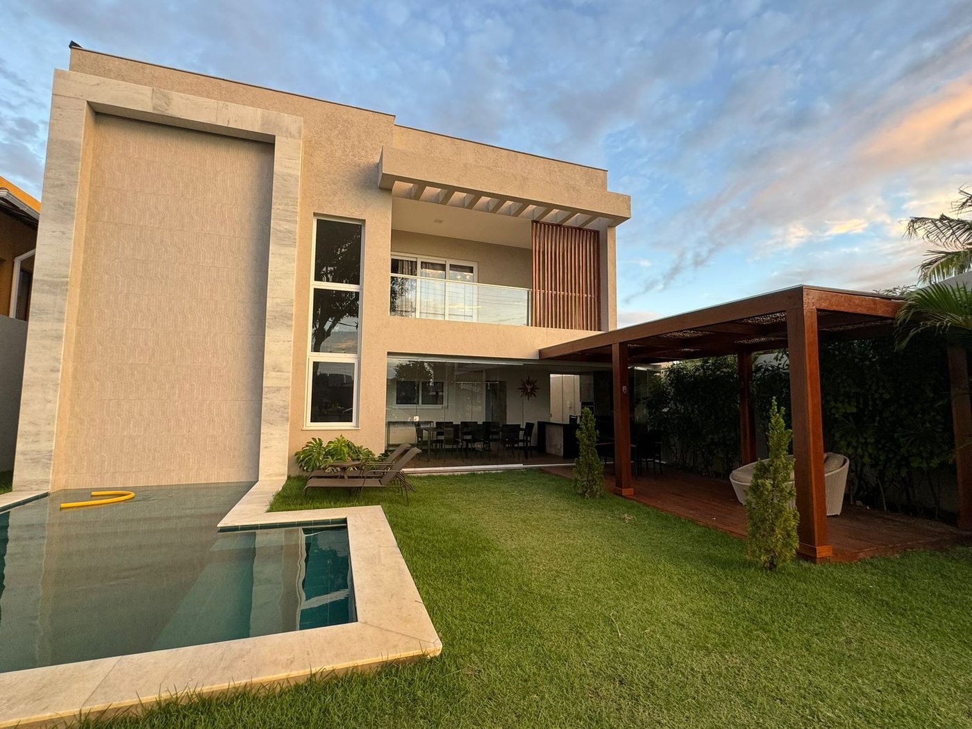Casa à venda com 6 suítes, 50 Metros da Praia - Guarajuba
