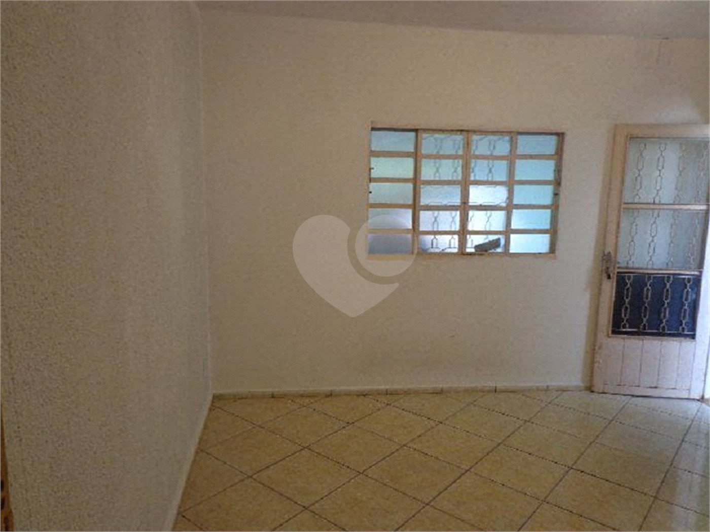 Casa Térrea com 2 dormitórios.