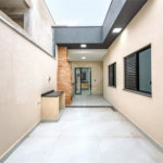 Indaiatuba - Jardim Bom sucesso - Área total: 150m² - Área construída: 115m² - 3 dormitórios sendo 1 suíte com armário planejado;Sala para dois ambientes; Banheiros com box gabinetes e espelhos; Área gourmet com churrasqueira a carvão e móveis planejados; Lavanderia coberta; Ar condicionado na sala