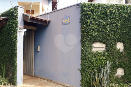 Sobrado com quintal amplo e arborizado a venda