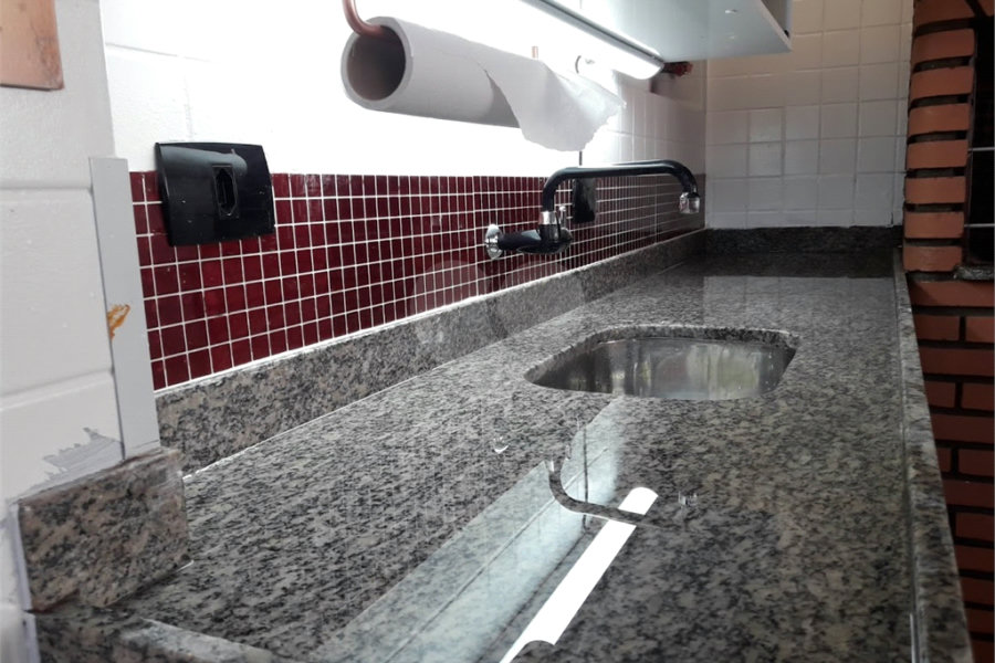 COBERTURA COM PISCINA E CHURRASQUEIRA NA CASA VERDE.