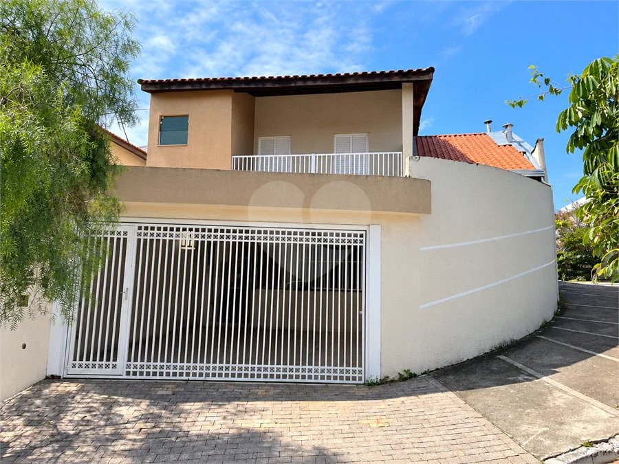 Sobrado com 4 dormitórios, 2 suítes, closet, varandas, escritório, jardim de inverno, espaço gourmet com churrasqueira e fogão a lenha e 3 vagas.