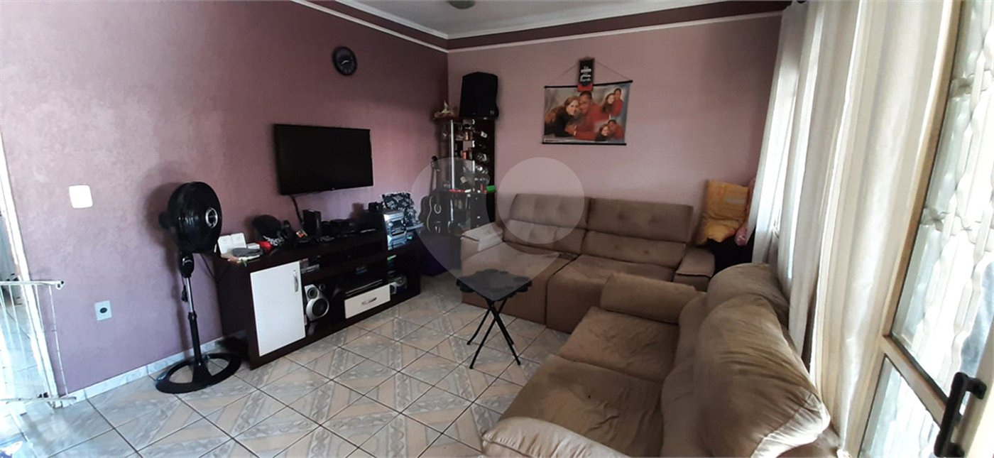 Imóvel Completo com Churrasqueira, 2 Banheiros e Portão Eletrônico