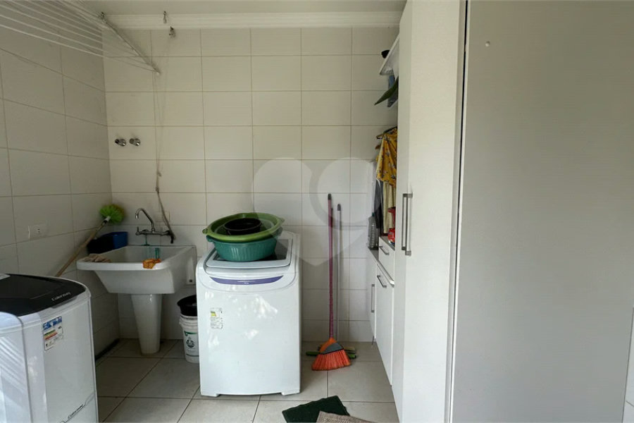 Casa em Condomínio Fechado com 4 suítes e área de lazer completa.