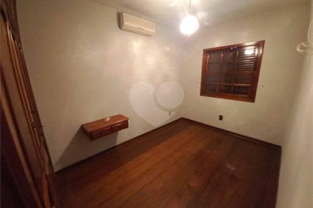 Sobrado com 4 dormitórios, sendo 1 suíte master.