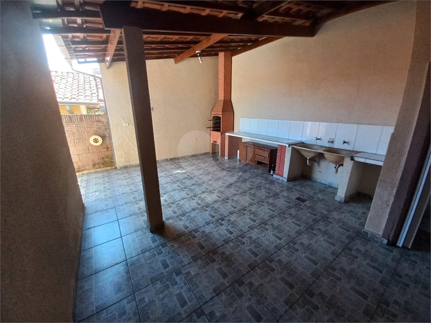 Casa térrea com 3 dormitórios, sendo 1 suíte.