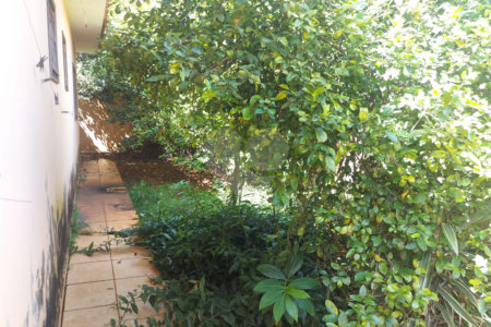 Casa térrea com piscina no Residencial Samambaia.