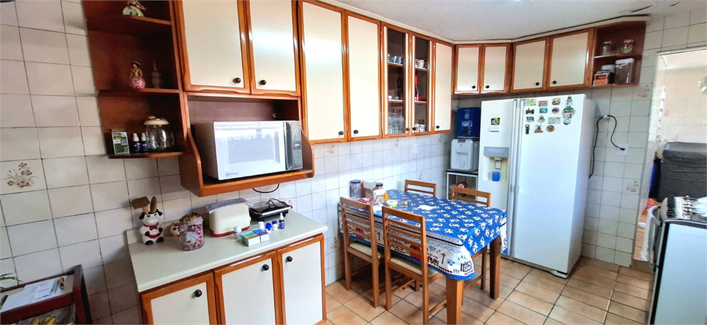 Excelente Sobrado eom ótima localização. Venha fazer uma visita.