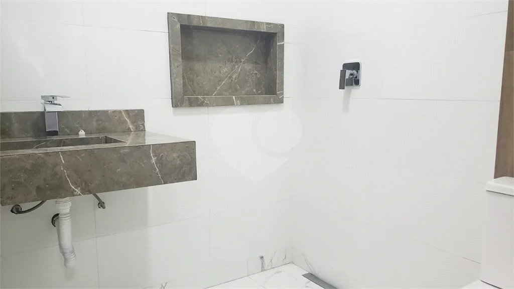 Sobrado novo com 3 suítes, 4 vagas, espaço gourmet com churrasqueira, jardim de inverno e acabamento premium. Conforto, modernidade e sofisticação.