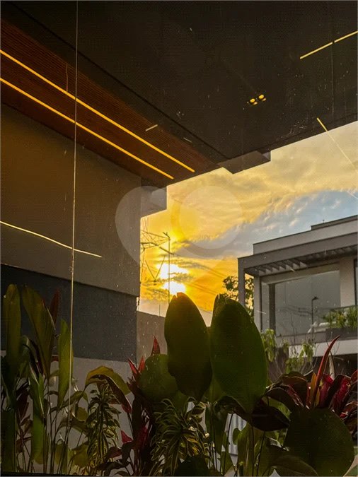 Indaiatuba - Condominio Sapezal - R$ 2.400.000,00 - Área Total 360,00 m² - Área Construída 213,32 m² - TÉRREA - 03 suítes sendo a master com closet; - Escritório; Lavabo; Cozinha com cooktop e planejados; Gourmet com churrasqueira; Ambientes preparados para ar condicionado; Piscina com cascata,