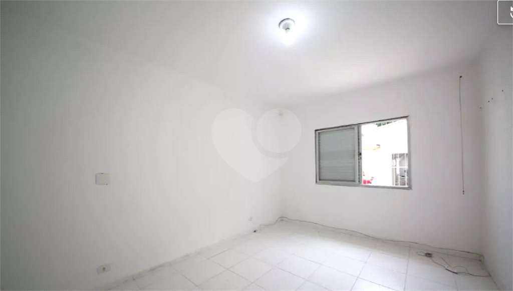 Casa à venda no Campo Belo de 200 metros quadrados, com 3 casas no terreno.