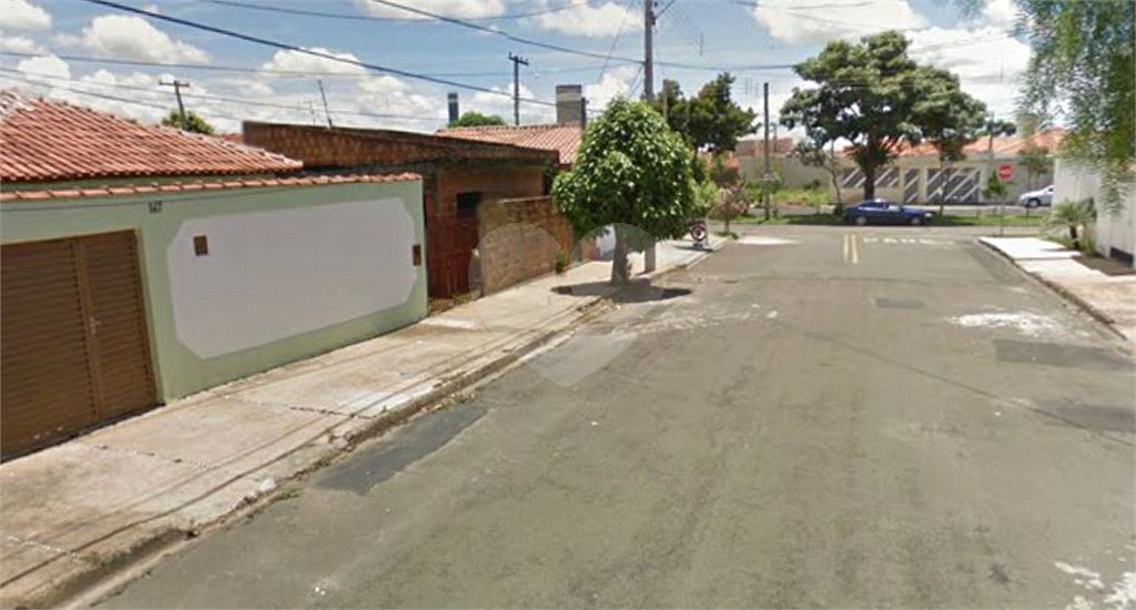 Casa térrea com 3 dormitórios, sendo 1 suíte.