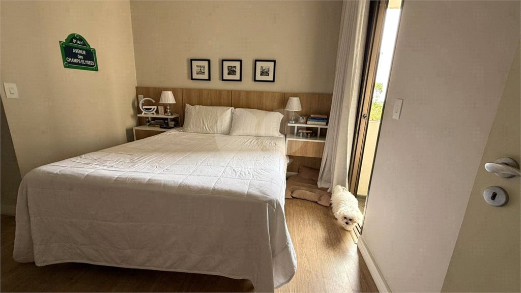 Apartamento de 130 m² com três dormitórios, sendo uma suíte, com armários embutidos, dependências de empregado e lavabo
