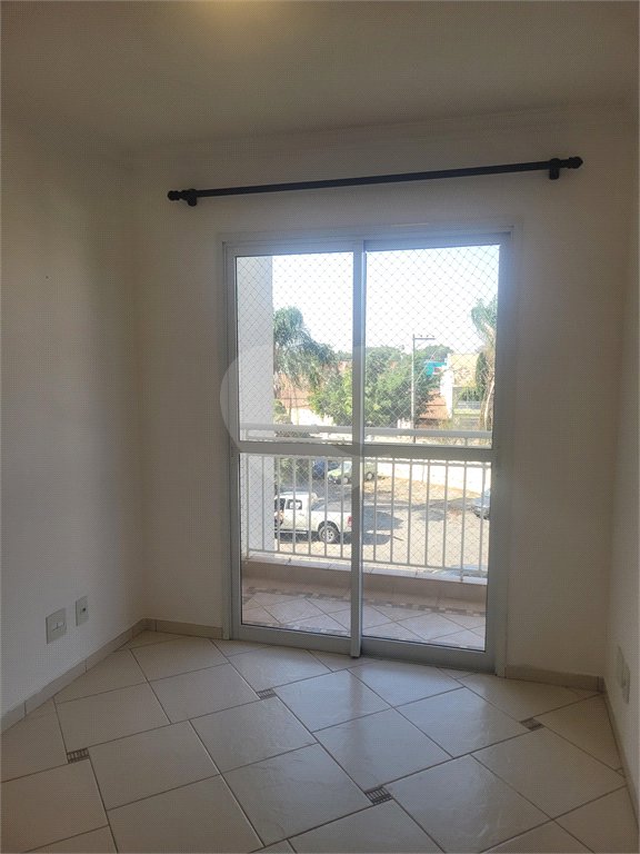 Indaiatuba - Venda - Apartamento no Condomínio Portal das Flores com 64 m², 3 dorms, sendo 2 com armários planejados, , WC social, cozinha planejada e totalmente integrada com a lavanderia, varanda, , 02 vagas de garagem. Excelente localização, a poucos metros do Shopping Polo, mercados, padaria,
