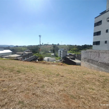 Terreno em Atibaia com 195 metros, pronto para construir, ao lado de supermercado e diversos comércios