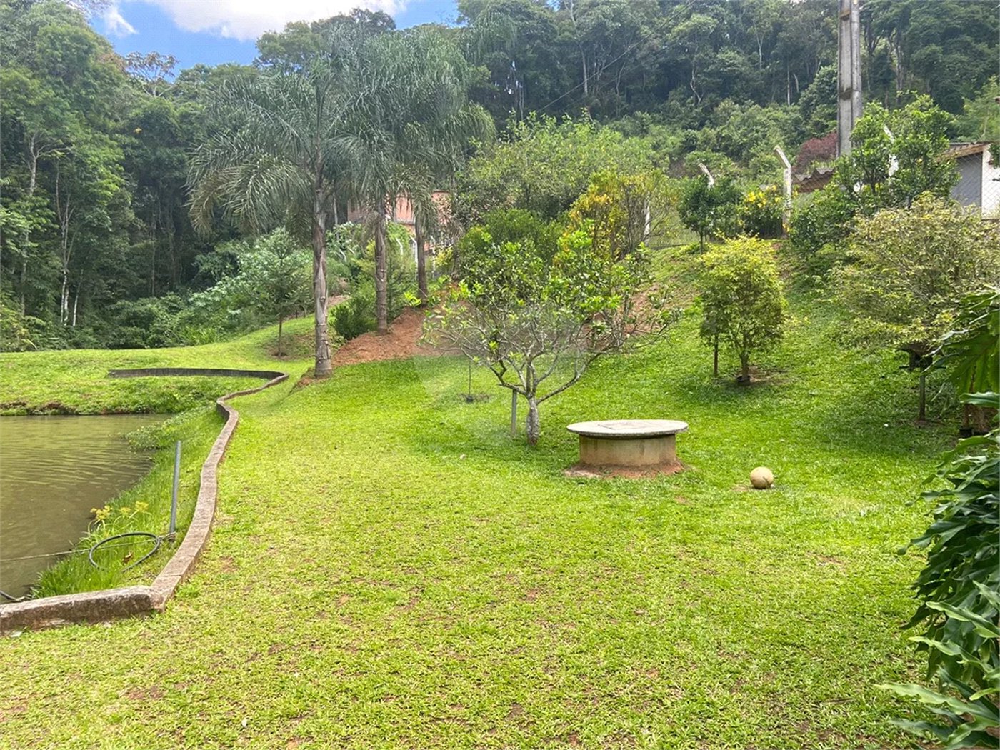 Vende-se chácara com lago Nazare Paulista com 3.000 m²