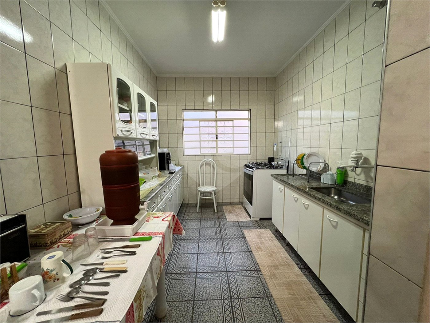 Ampla casa no condomÍnio Parque Fehr, contendo:
