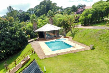 Chácara à venda no Condomínio Itaipu com chalé e vista privilegiada!