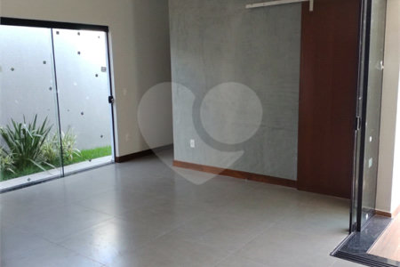 Casa no condomínio Parque Faber IV