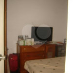 Apartamento com 4 quartos e ampla sala.