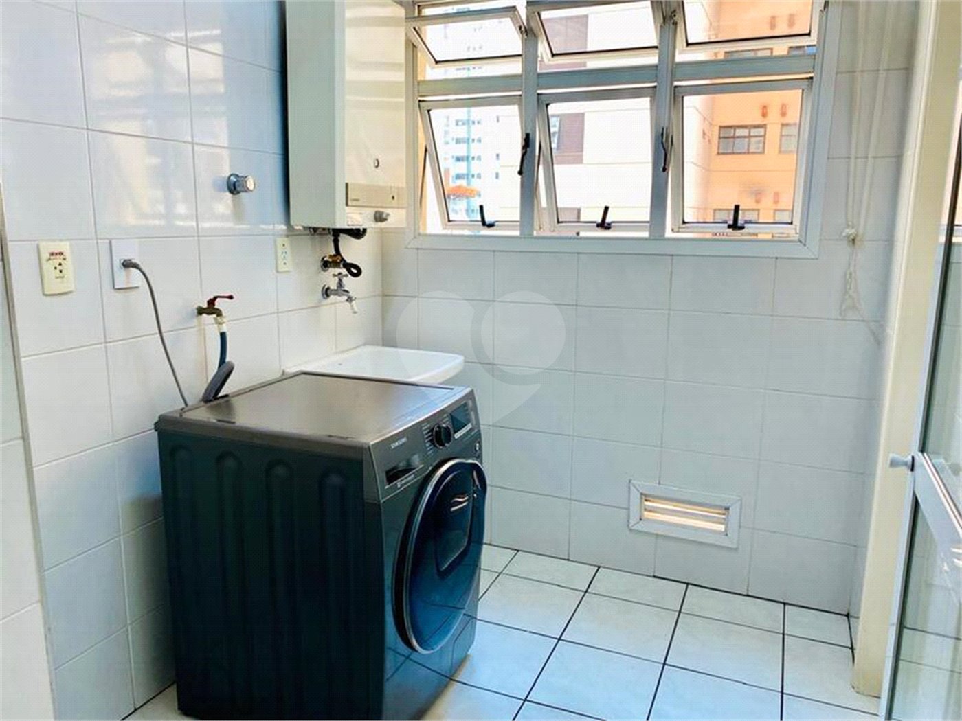Apartamento de 03 dormitórios sendo 1 suíte e 02 vagas de garagem.