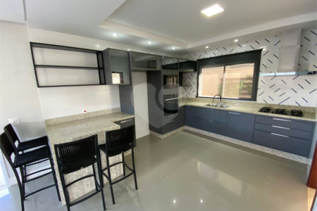 Casa com alto padrão de acabamento para venda no Condomínio Montreal.