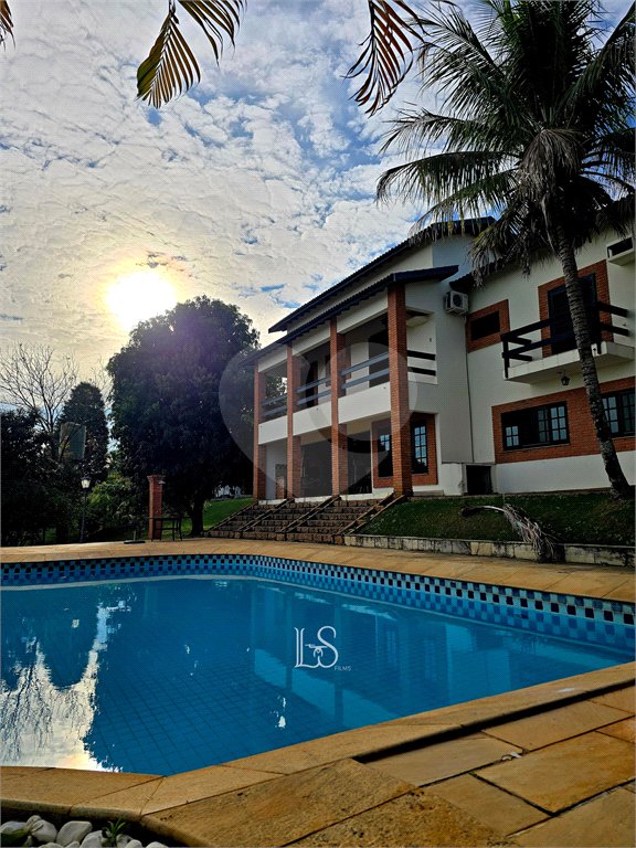 Indaiatuba- Vale das Laranjeiras - Vista dos fundos para o lago - Casa assobradada - 3 pisos, 4 quartos, 2 suítes, uma com hidro ,escritório, sala 3 ambientes, lareira, lavabo,cozinha ampla, despensa, lavanderia, churrasqueira, forno pizza, 6 wcs, piscina, jardim despensa, garagem, segurança