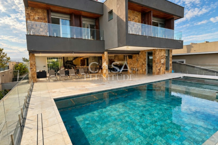 Casa nova no Saint Patrick com 926 m², 5 suítes, elevador e piscina aquecida, saúna em Sorocaba
