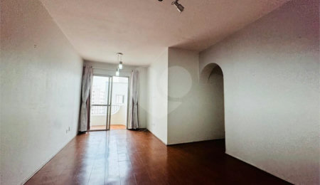 Vende-se Apartamento de 2 Quartos com Sacada na Vila Mascote