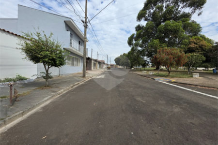 Casa térrea à venda no Douradinho com 2 quartos e edícula com mais dois quartos e 2 banheiros.
