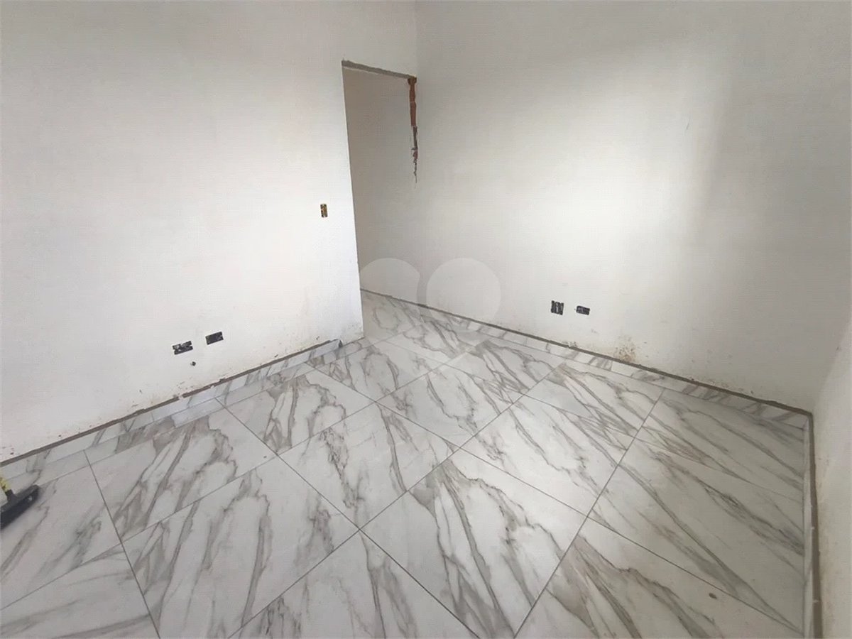 Sobrado Novíssimo à Venda – 3 Dormitórios, Suíte, Quintal e 6 Vagas – 132m² de Terreno
