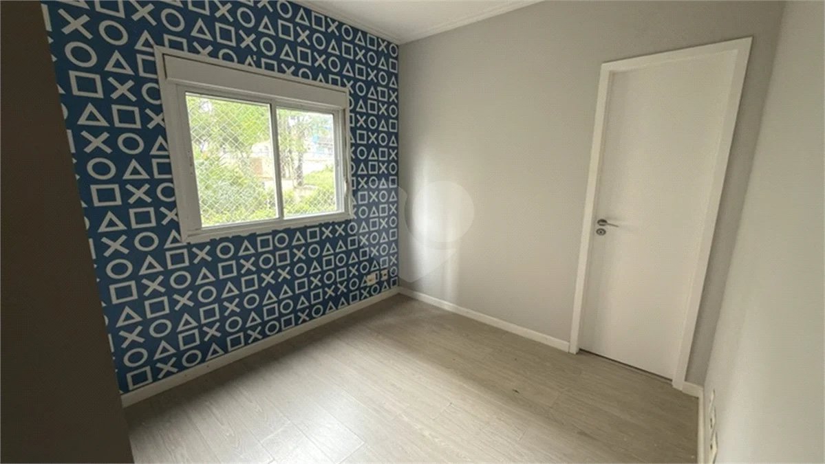 Apartamento de 155 m² com 4 dormitórios, varanda e 2 vagas de garagem. Condomínio com piscinas adulto, infantil e aquecida, lazer e portaria 24 horas.