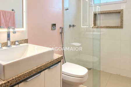 Casa à venda com 4 quartos, sendo 3 suítes, no condomínio Portal das Àguas, Três Lagoas - MS