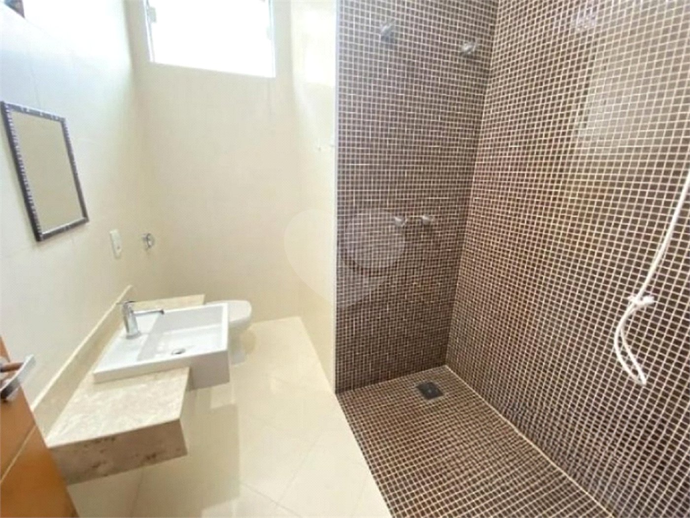 Casa à venda com 3 dormitórios, sendo 1 suite e ampla área de lazer no Jardim Brasil