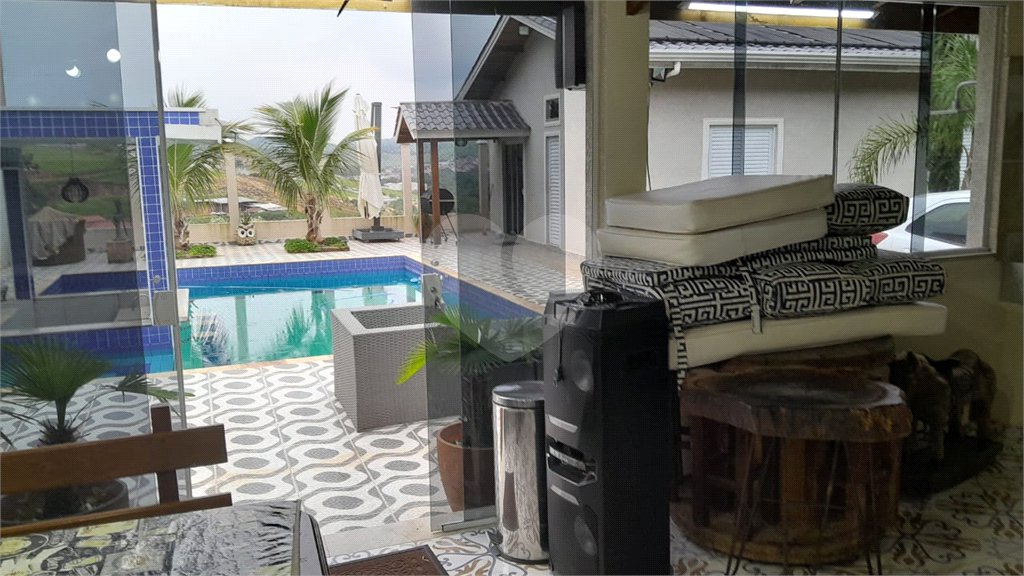 Chácara em Área Rural de Piracaia, com casa principal + 4 kitnets alugadas, excelente localização