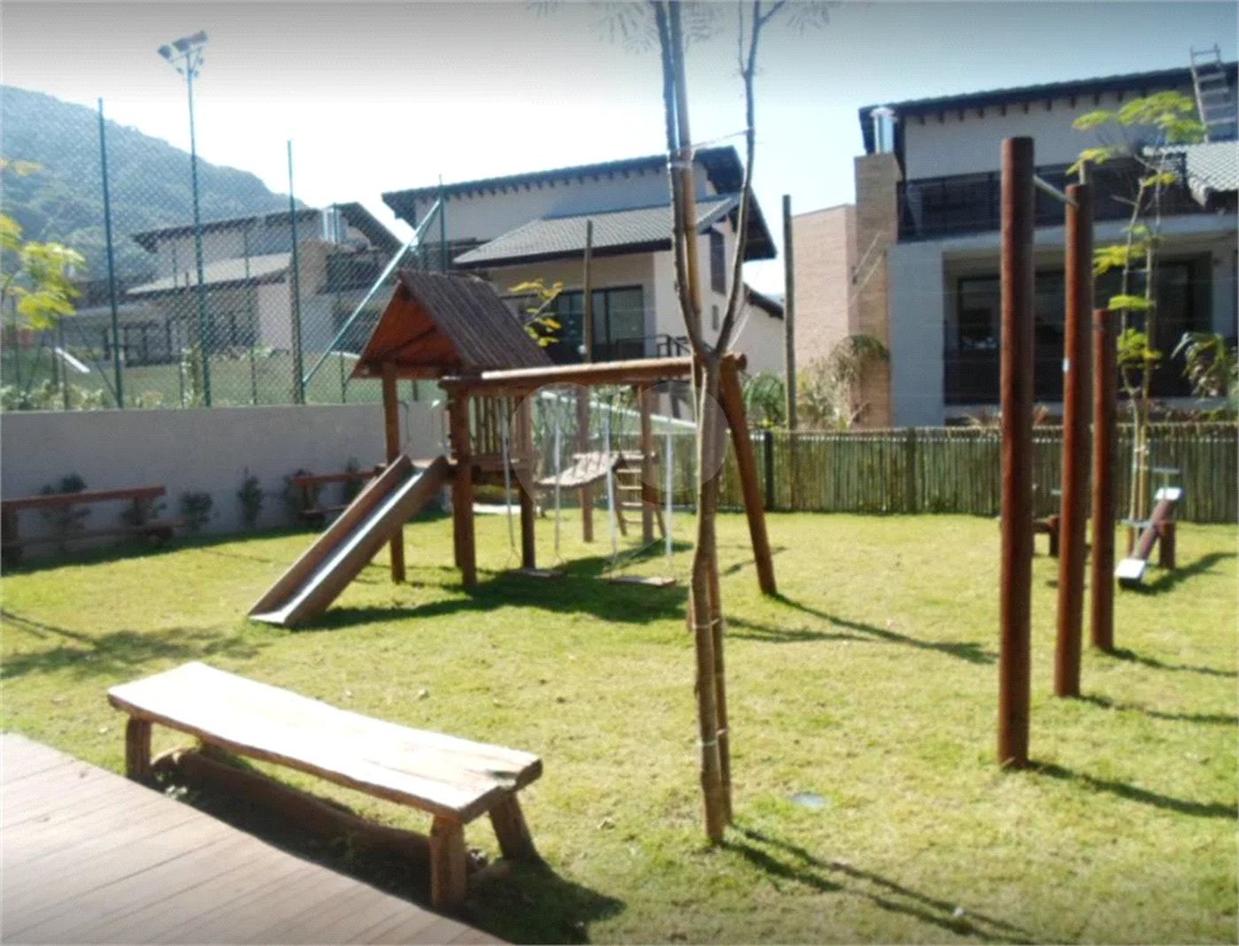 Maravilhosa Casa em Condomínio com 4 Suítes na Praia de Juquehy!!!