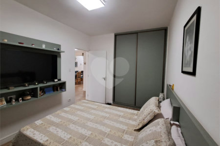 Amplo apartamento à venda totalmente reformado, sala ampliada, quarto, escritório, cozinha integrada e banheiro com box e banheira.