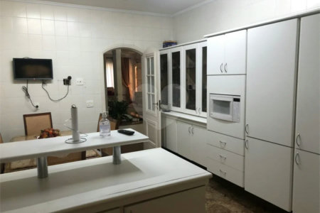 Sobrado com 363m² à venda no Alto da Moóca - 3 suítes e 6 vagas.