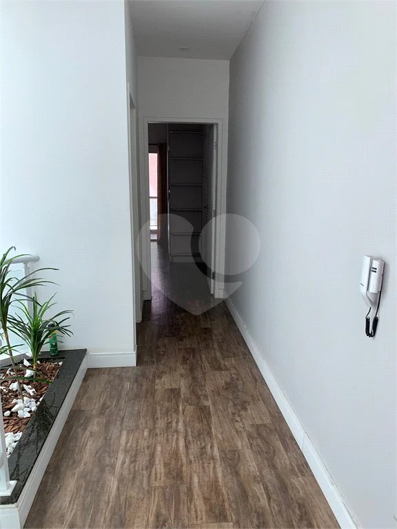 Sobrado com 3 quartos e garagem para 5 veículos.