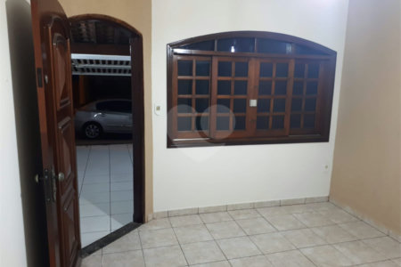 Casa térrea no Jardim Hikari para venda.