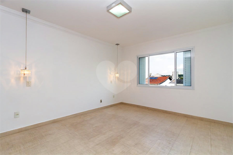 Casa Sobrado à venda com 342 m², 3 dormitórios, sendo 2 suítes, 4 vagas na Vila Mariana - São Paulo.